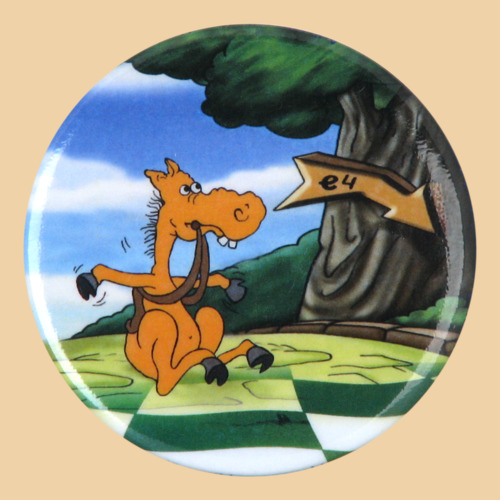 Шахматный значок Конь под деревом