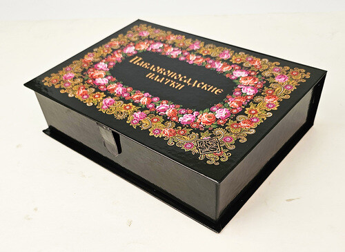 Коробка для платков Цветы на чёрном