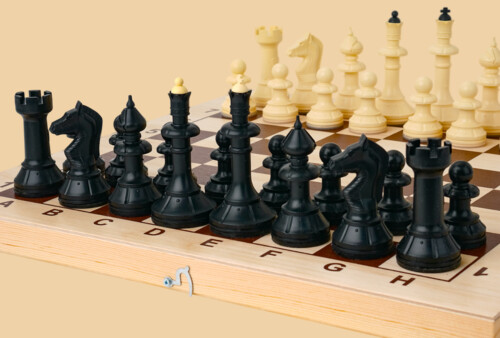 Шахматы Айвенго (тёмно-белые, тёмно-бордовые клетки)